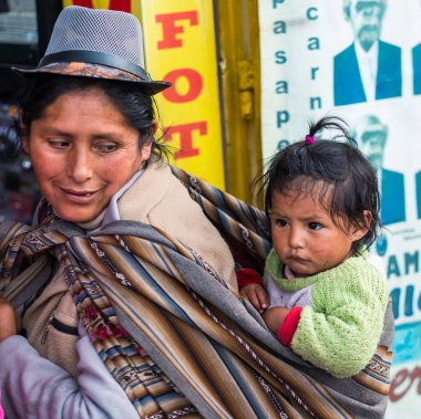 Cusco caddesinde bebeği olan bir kadın.