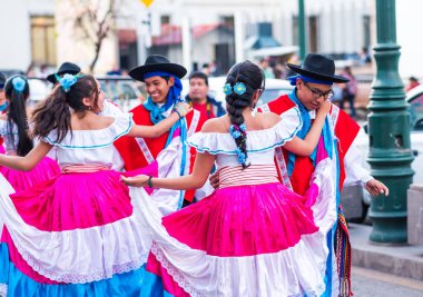 Cusco caddesinde geleneksel tatil