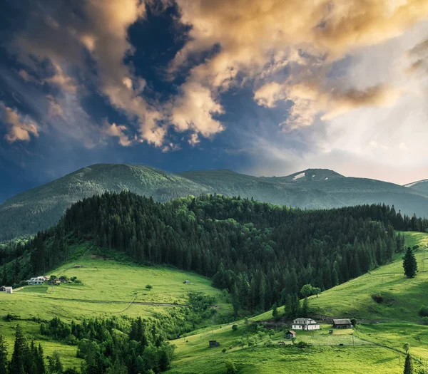 在日落时的风景山风景 — 图库照片