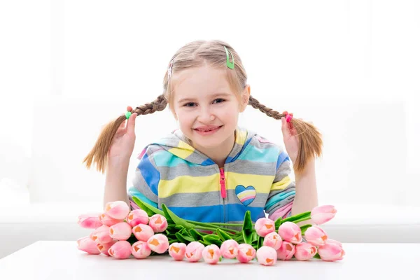 Το κοριτσάκι αγαπά το υπέροχο μπουκέτο λουλουδιών της. — Φωτογραφία Αρχείου
