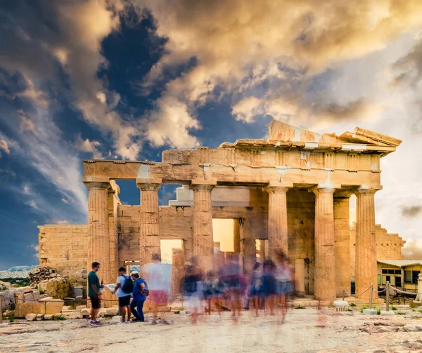 Lidé procházející se po Parthenonu při západu slunce — Stock fotografie