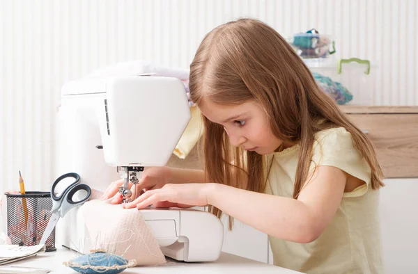 Ragazza che lavora con macchina da cucire — Foto Stock