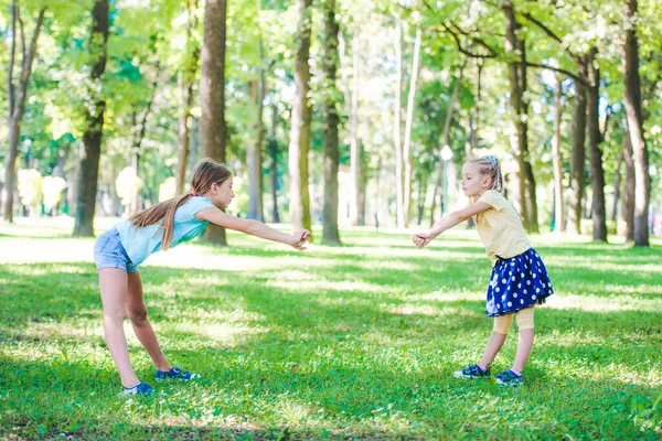 Meninas excersise no parque de sol — Fotografia de Stock