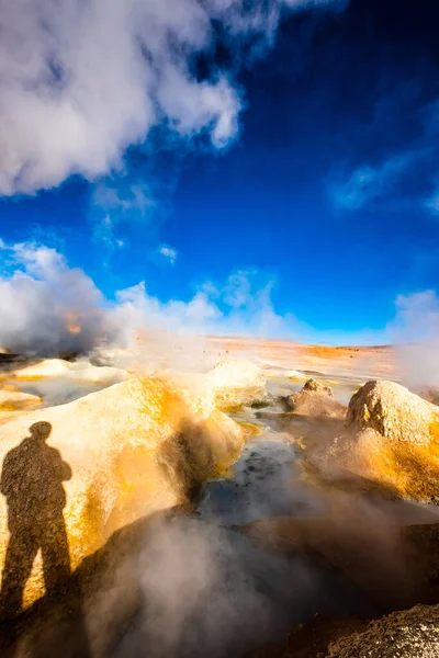 Sol enorme geyser fumegante na Bolívia — Fotografia de Stock