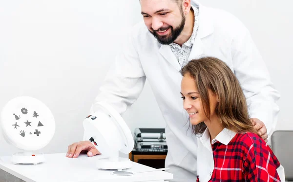 Teenage girl udergoes eye survey in ophthalmologic clinic — Stock Photo, Image