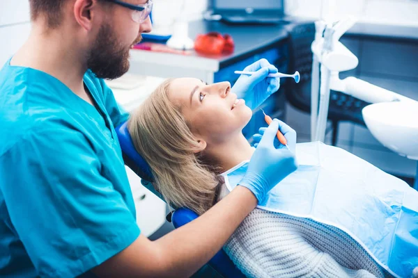 Dentista tratando menina — Fotografia de Stock