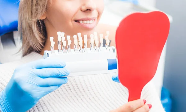 Nahaufnahme eines Zahnarztes, der Zahnersatz hält — Stockfoto