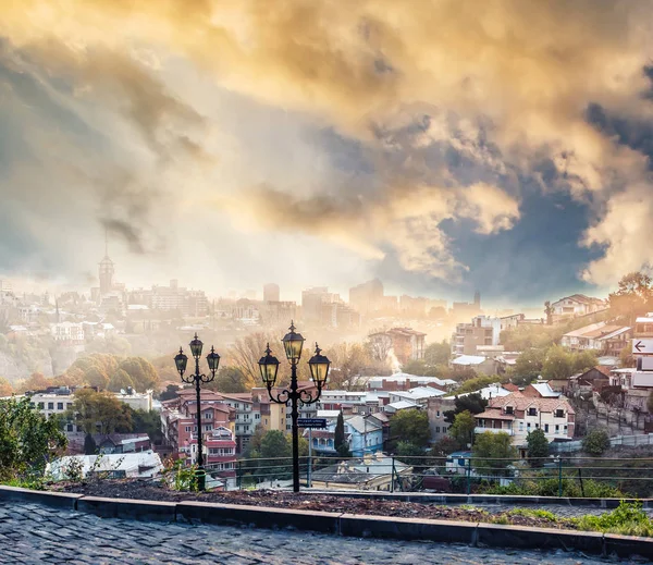 Günbatımında Narikala Kalesinden Tiflis 'in güzel gün batımı manzarası — Stok fotoğraf