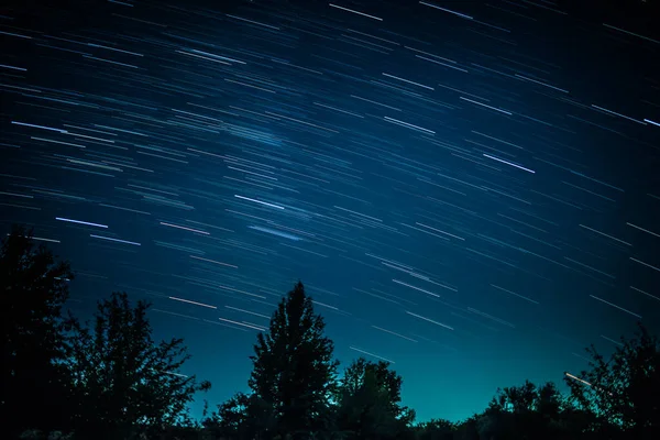 Sternenpfade über dunklem Wald — Stockfoto