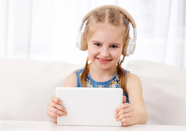 Niño jugando juegos en la tableta en casa — Foto de Stock