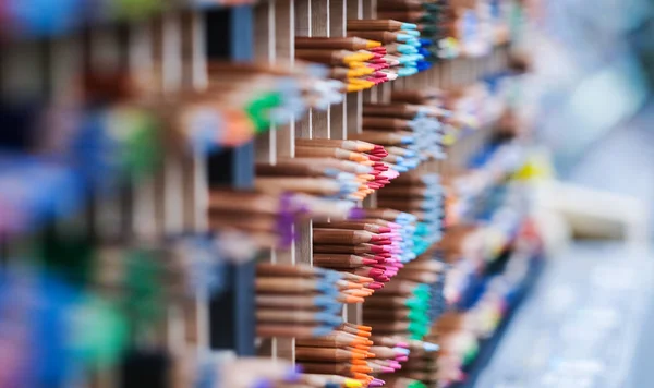 Sanat mağazasında renkli kalemler — Stok fotoğraf