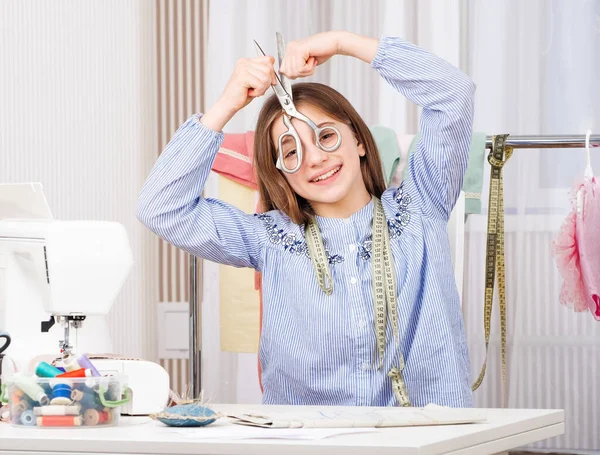 Junge Schneiderin mit der Schere — Stockfoto