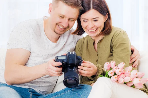 Família casal rever suas fotos — Fotografia de Stock