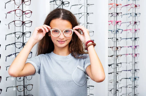 Lächelndes Teenager-Mädchen mit hübscher weißer Brille — Stockfoto