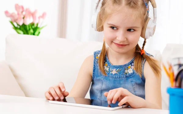 Kid speelt games thuis op tablet — Stockfoto