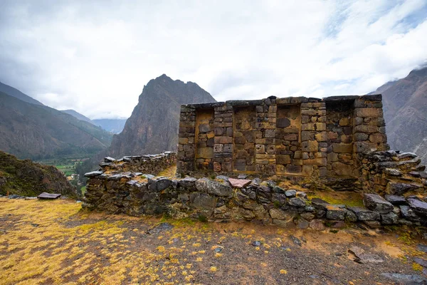 Murallas pedregosas sobre fondo de paisaje de Ollantaytambo — Foto de Stock