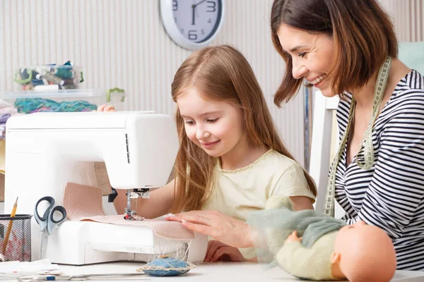 Ragazza cercando di fare vestito — Foto Stock