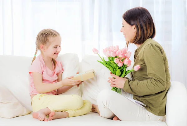 Boîte de cadeau pour enfant à maman le jour de la fête des mères — Photo