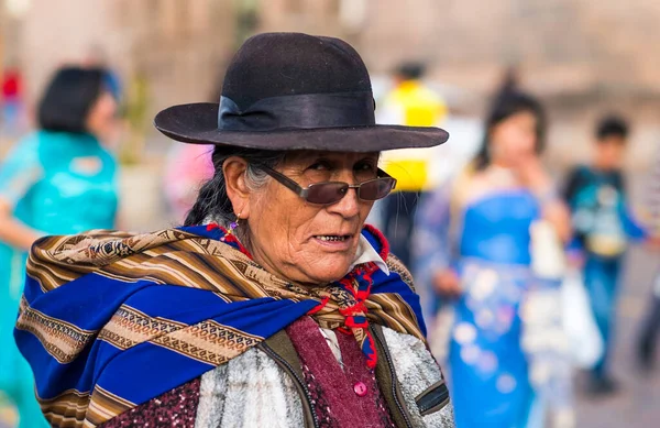 Vacaciones tradicionales en una calle Cusco — Foto de Stock
