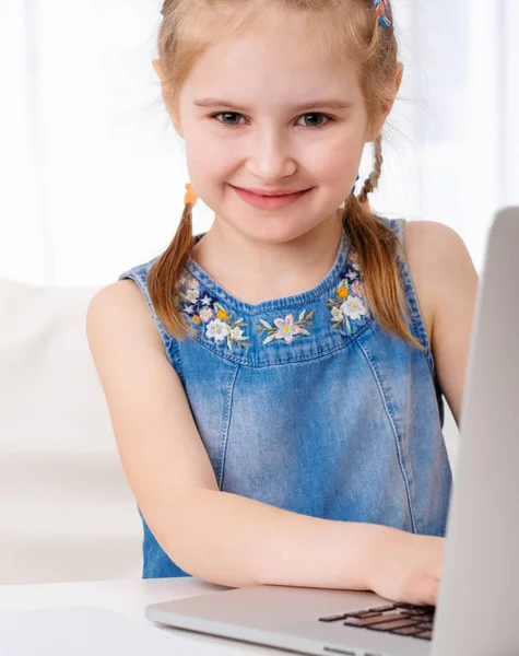 Klein meisje met behulp van haar laptop — Stockfoto