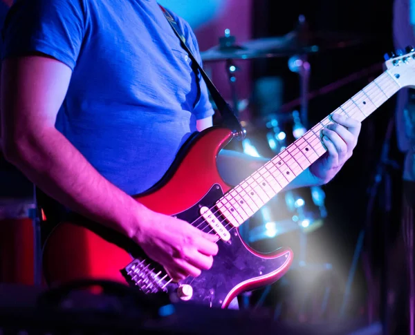 Artista musical tocando solo — Fotografia de Stock