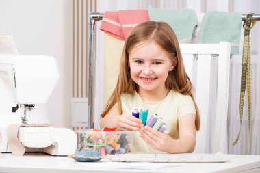 Bobin iplikleri ile çalışan öğrenci