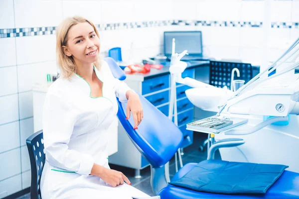 Χαμογελαστή οδοντίατρος στο στοματολογικό γραφείο — Φωτογραφία Αρχείου