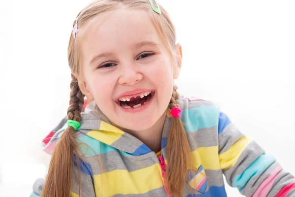 Niño en edad escolar se ríe sinceramente — Foto de Stock