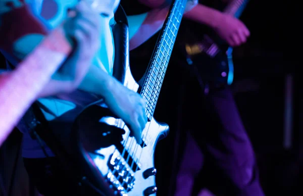 Realizando no baixo guitarra em concerto — Fotografia de Stock