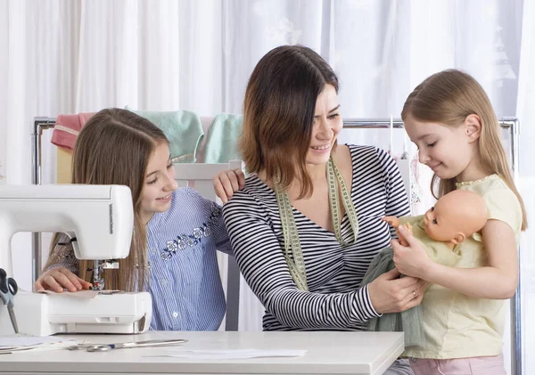 Donna insegnare alle ragazze come fare vestiti — Foto Stock