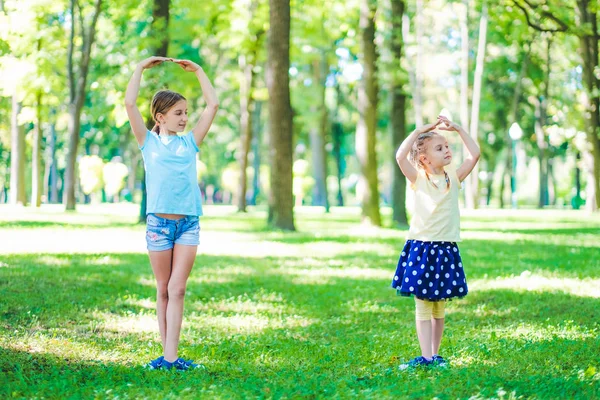 Mädchen stehen in Tanzposition — Stockfoto