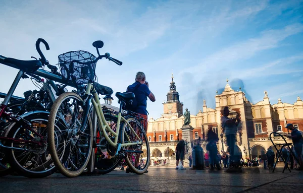 Parking à vélos sur le fond de la place de Cracovie — Photo