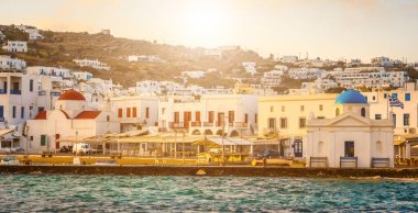 Gün batımında renkli Mykonos limanı