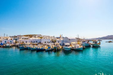 Fishboats ve yatlar demirli Naoussa limanda, Yunanistan