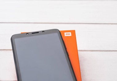 Yeni Xiaomi Redmi 6 akıllı telefon ahşap bir masada.
