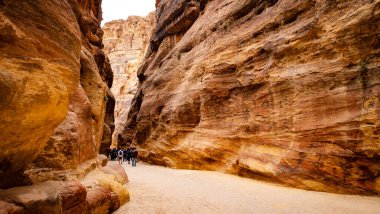 Petra 'da bir grup turist yolda