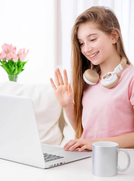 Chica está utilizando el ordenador portátil en el ocio — Foto de Stock