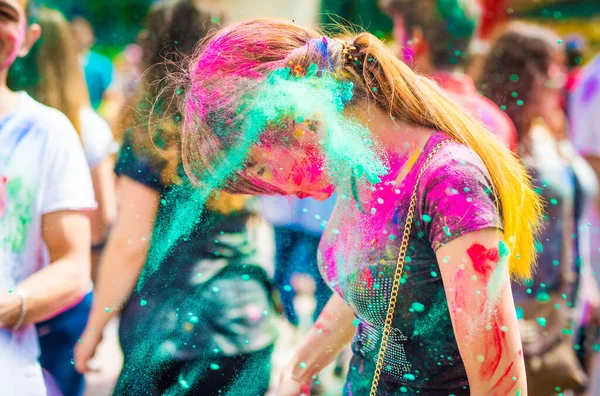 Fiesta del color Holi celebrando — Foto de Stock