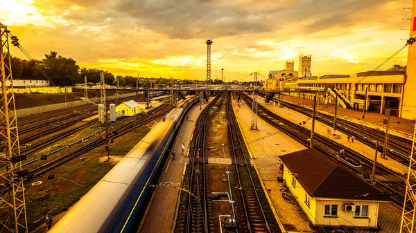 Železniční stanice při západu slunce — Stock fotografie