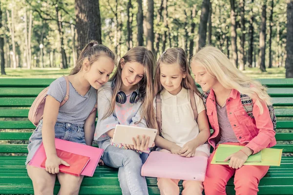 Söta leende små flickor sitter tillsammans — Stockfoto