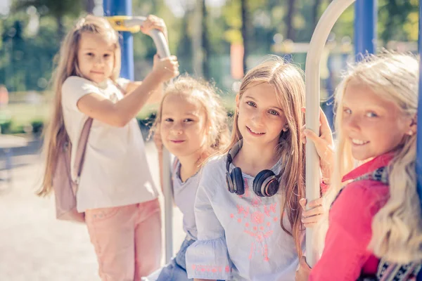 Schoolmeisjes in de speeltuin — Stockfoto