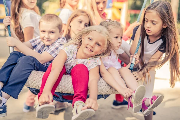 Sonrientes niños pequeños — Foto de Stock