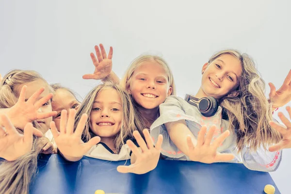 Vue du bas de jolies petites filles souriantes debout ensemble — Photo