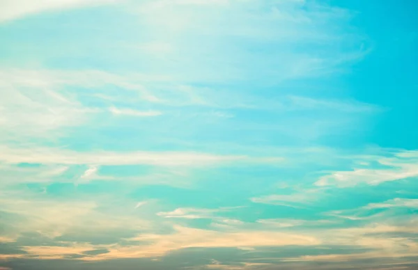 Blauwe lucht met kleine wolken. — Stockfoto