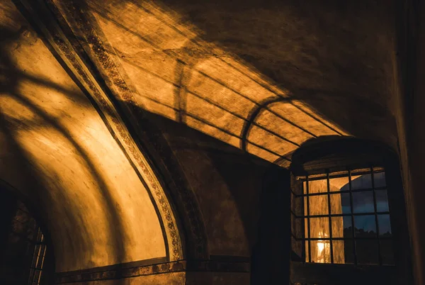 Árnyékok a rácsból egy titokzatos folyosón a régi szobában — Stock Fotó