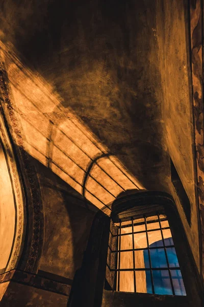 Sombras da treliça em um corredor misterioso no antigo quarto — Fotografia de Stock