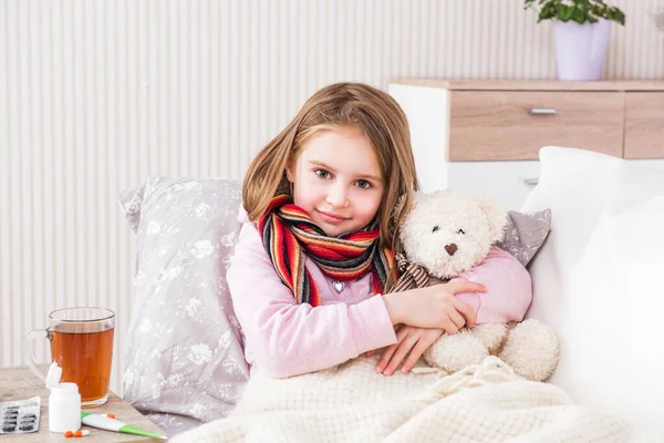 Pequena menina doente com lenço — Fotografia de Stock