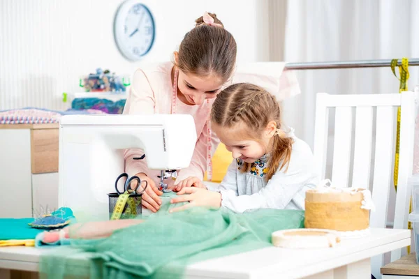 Due sorelle che lavorano su una macchina da cucire — Foto Stock