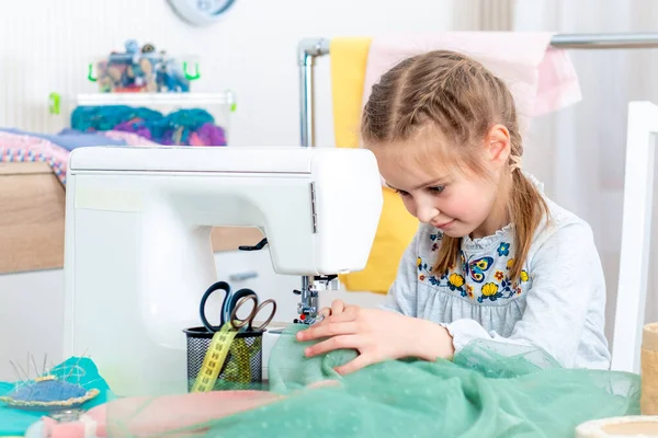 Liten flicka att göra hantverk på symaskin — Stockfoto