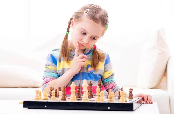 Küçük kız satranç oynarken konsantre olur. — Stok fotoğraf